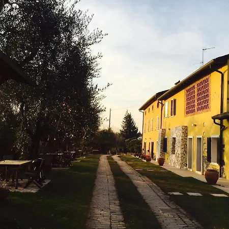 Agriturismo Corte Bozzini مزرعة للإقامة *